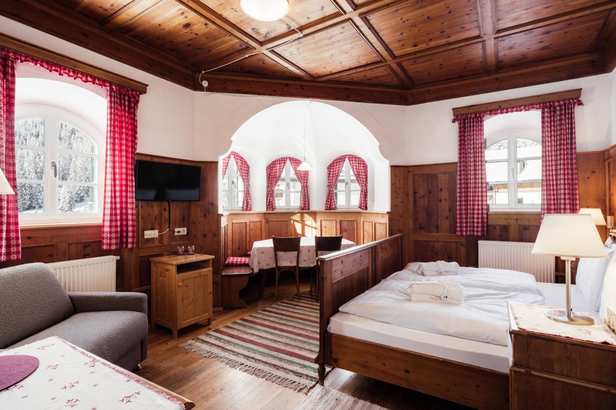 Hotel Dolomitenhof & Chalet Alte Post Sexten Екстер'єр фото